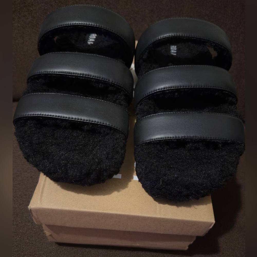 BRAND NEW WITH TAGS ROAM slides with faux fur lining. Size 10.